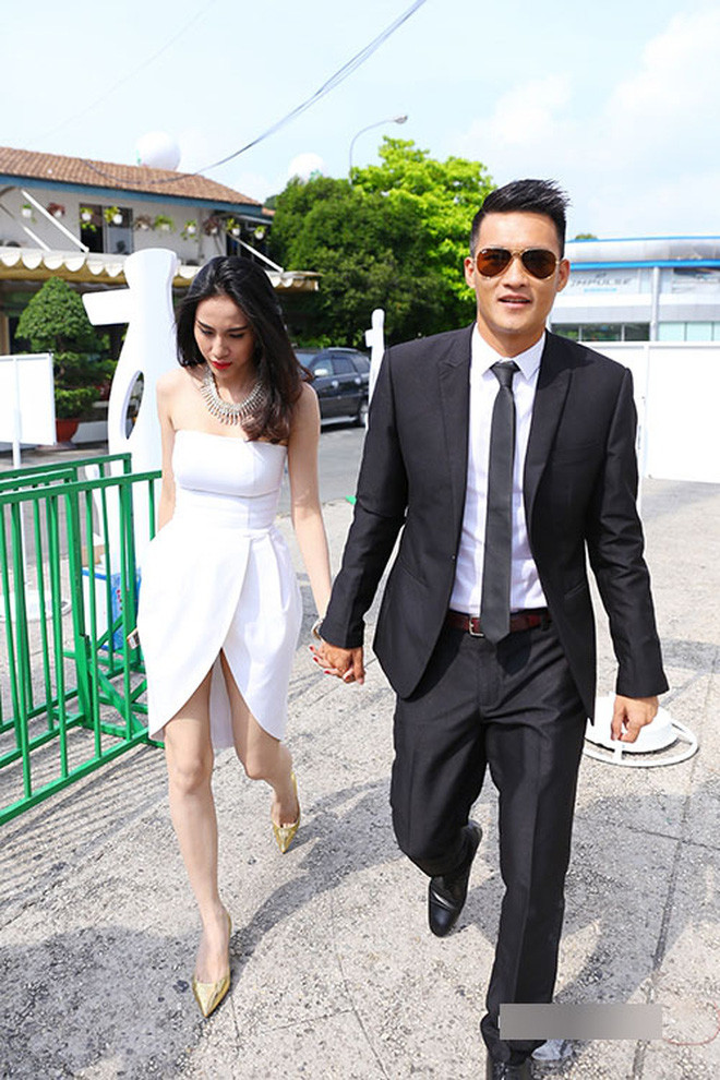 Từ khi biết nhau, đến khi yêu nhau, Công Vinh và Thủy Tiên từng nhiều lần gặp bão thị phi, khi nàng ca sĩ "Giấc Mơ Tuyết Trắng" vướng bao lời chỉ trích, thậm chí bị tẩy chay vì khán giả cho rằng là bước cản trở trong chặng đường sự nghiệp của ông xã.