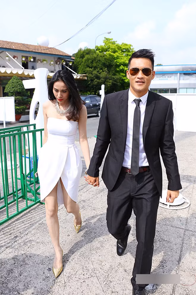 Từ khi biết nhau, đến khi yêu nhau, Công Vinh và Thủy Tiên từng nhiều lần gặp bão thị phi, khi nàng ca sĩ "Giấc Mơ Tuyết Trắng" vướng bao lời chỉ trích, thậm chí bị tẩy chay vì khán giả cho rằng là bước cản trở trong chặng đường sự nghiệp của ông xã.