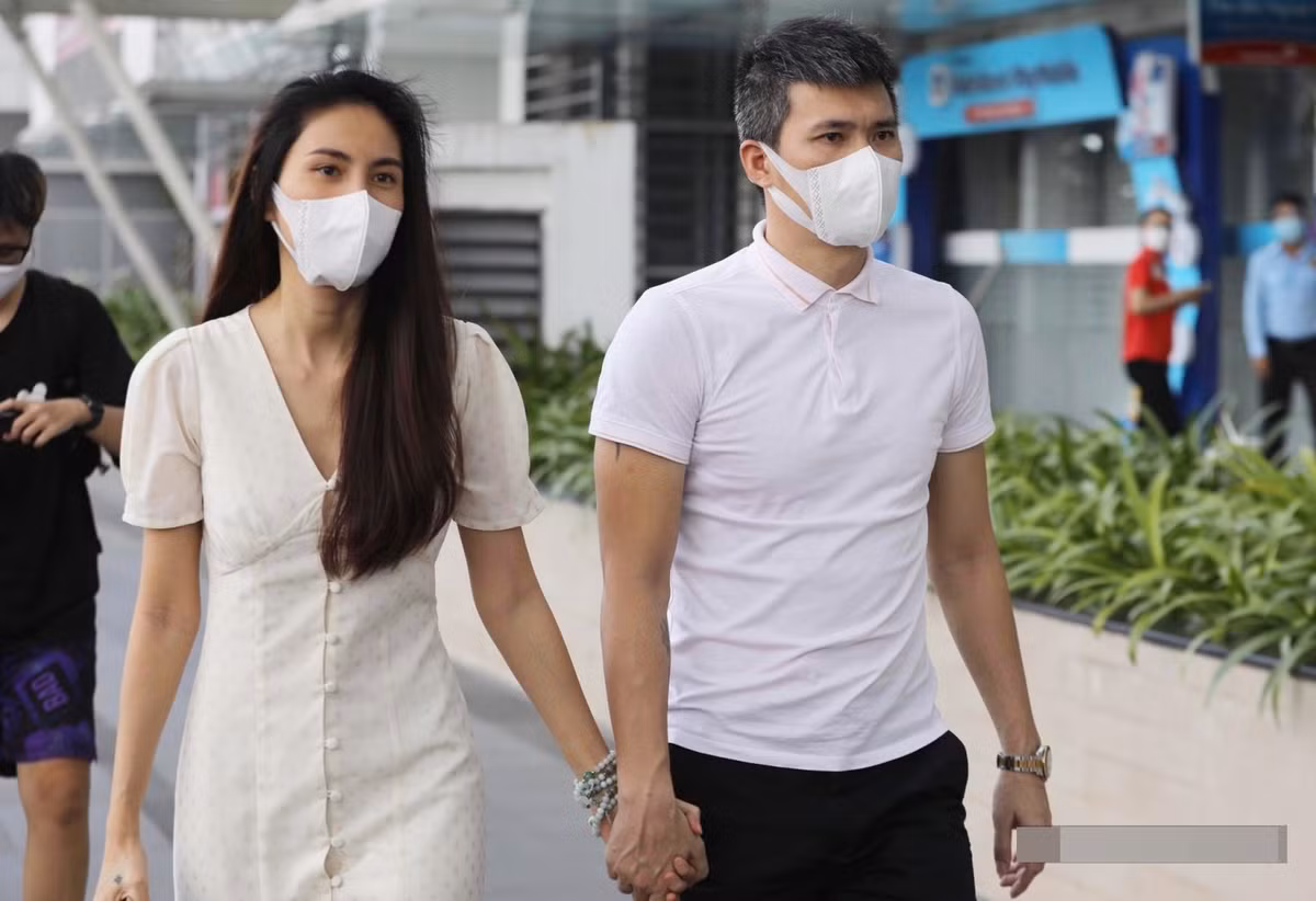 Trong buổi đi nhận sao kê từ ngân hàng, Công Vinh lộ diện cùng vợ với quần lửng đến đầu gối, dép lào. Trong suốt quá trình Thuỷ Tiên ký giấy tờ, cựu cầu thủ gốc Nghệ An thoăn thoát giải quyết từng việc dù là nhỏ nhất.