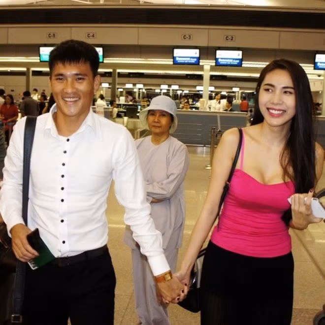 Tạm không bàn về sao kê, không bàn về đúng sai, chỉ bàn về cái nắm tay của Công Vinh và Thuỷ Tiên hôm nay là hình ảnh mà nhiều chị em thèm muốn.