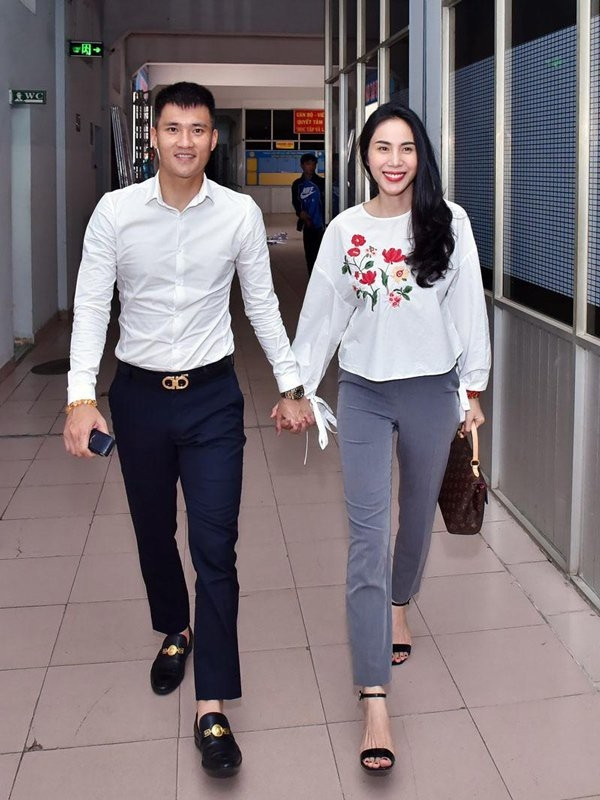 Nhiều năm qua, Công Vinh vẫn nắm tay Thuỷ Tiên, bền chặt bất chấp thời gian.