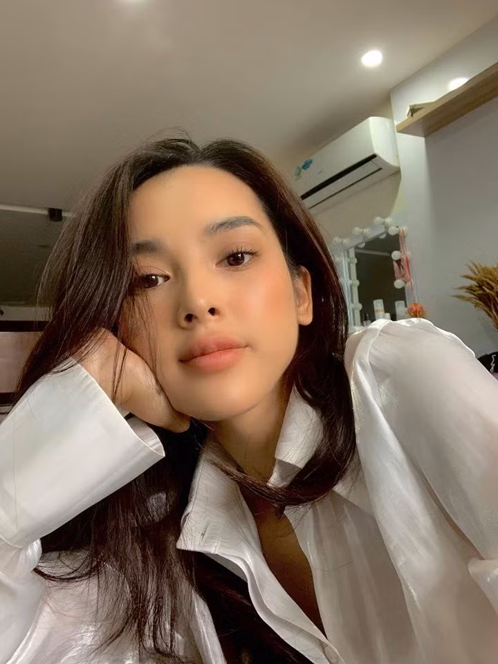 Xuất thân là người mẫu ảnh, không qua trường lớp đào tạo, nhưng nét mặt, biểu cảm của Quỳnh Lương qua từng MV đều thu hút và thuyết phục rất nhiều khán giả.