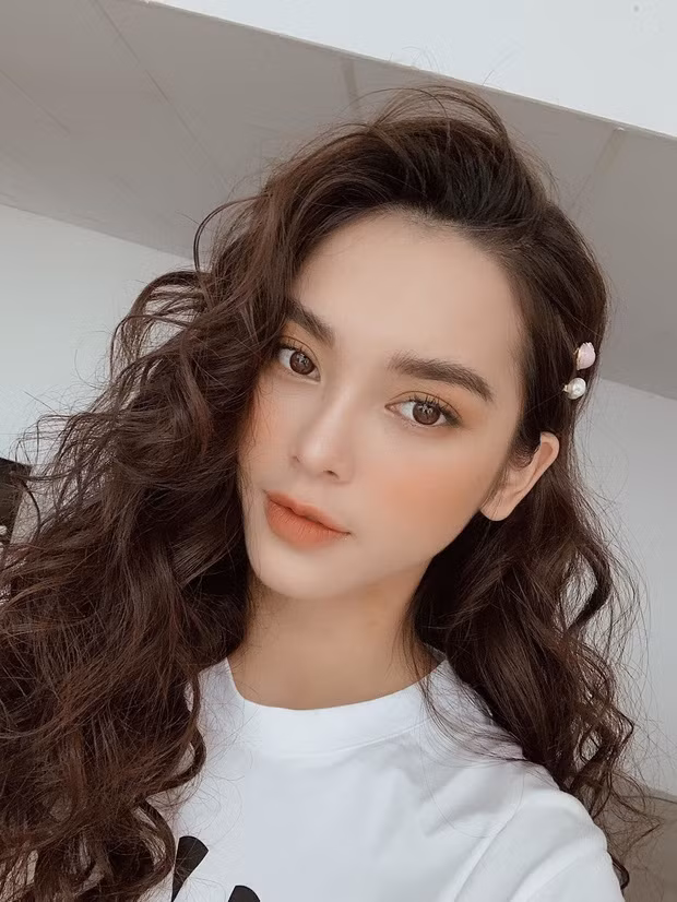 Quỳnh Lương (Lương Thị Mai Quỳnh, sinh năm 1995) là người mẫu lookbook rất đình đám ở Hà Nội. Single mom được gọi là bản sao của Hoa hậu Tiểu Vy với gương mặt đẹp thanh thoát, mái tóc đen dài cùng dáng vóc cân đối.