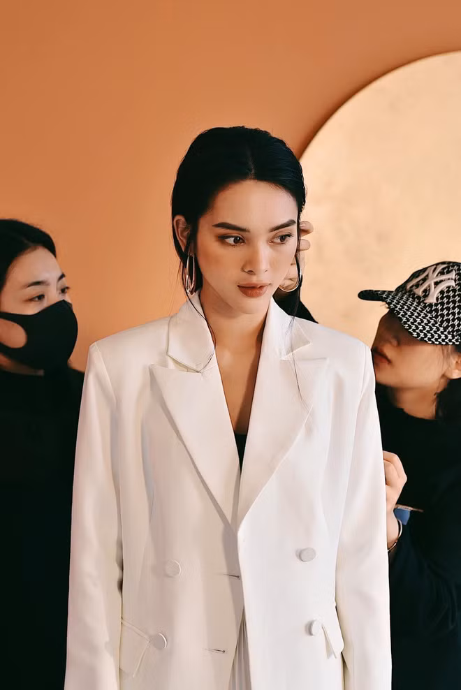 Cũng vì thế mà hiếm có nữ chính MV nào không chỉ làm nền cho ca sĩ hay làm “bình hoa di động” mà lại ghi dấu ấn rồi khiến người ta phải nhớ mặt, nhớ tên mình như Quỳnh Lương.