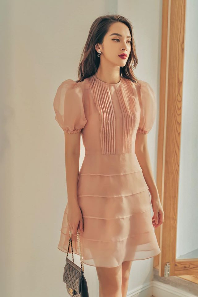 Nhóc tì nhà Quỳnh Lương sở hữu làn da trắng, đôi mắt sáng cùng những đường nét đầy hứa hẹn. Chưa gì đã thấy tiềm năng của một hot boy khiến khối cô đổ đứ đừ trong tương lai.