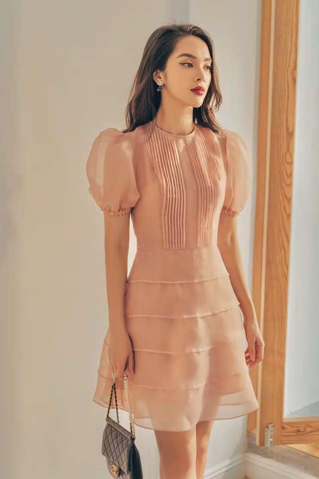 Nhóc tì nhà Quỳnh Lương sở hữu làn da trắng, đôi mắt sáng cùng những đường nét đầy hứa hẹn. Chưa gì đã thấy tiềm năng của một hot boy khiến khối cô đổ đứ đừ trong tương lai.