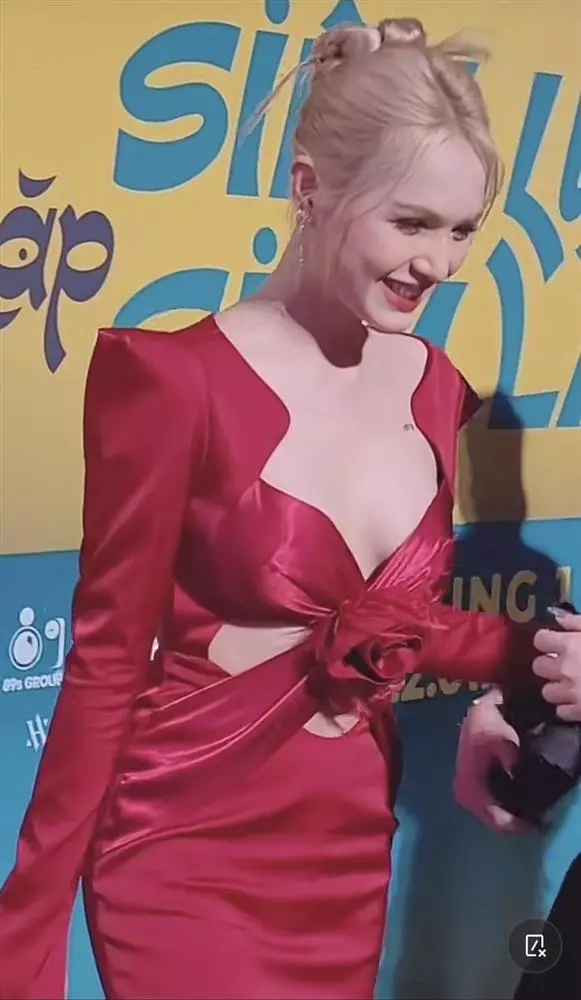 Mới đây, hot girl Xoài Non đã tham gia một sự kiện của giới giải trí. Lần này, cô diện bộ váy màu đỏ, khoét xẻ gợi cảm.