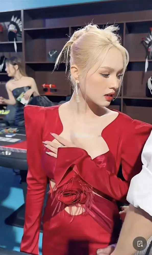 Ảnh trên Facebook do Xoài Non đăng tải thì đỉnh khỏi bàn, ảnh bị team qua đường chụp lén nhan sắc hot girl ra sao? Câu trả lời 10X vẫn đẹp bất chấp nhé (Nguồn: TikTok showbiznhatbao).