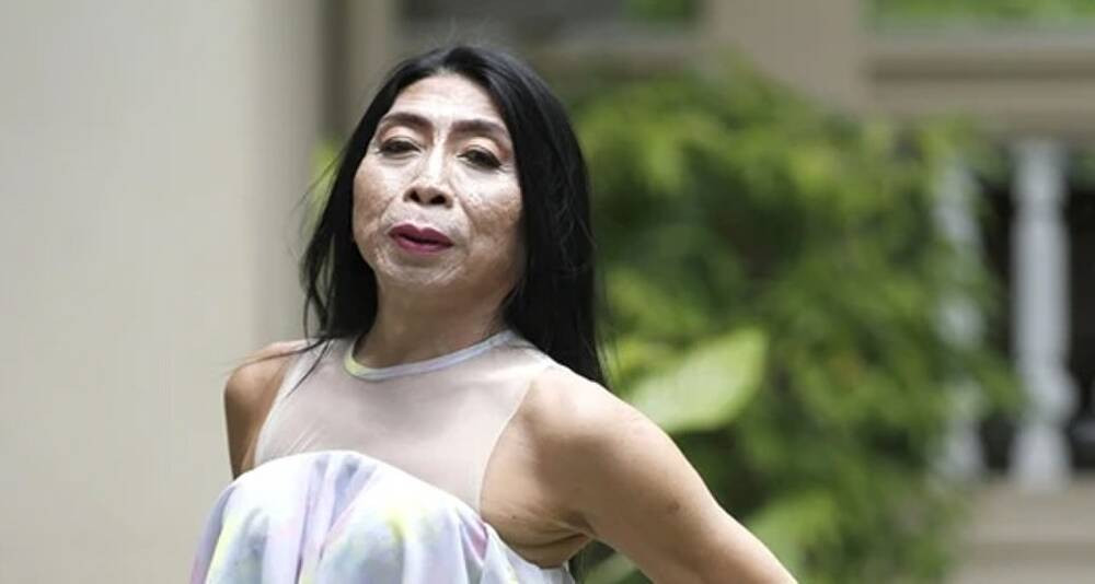 Tuy tuổi đã cao và nhan sắc xuống cấp nhưng Sitang Buathong vẫn khiến nhiều người "đỏ mặt" khi hiện tượng chuyển giới này xuất hiện trong những bộ cánh mát mẻ và thể hiện các hành động âu yếm với trai trẻ.