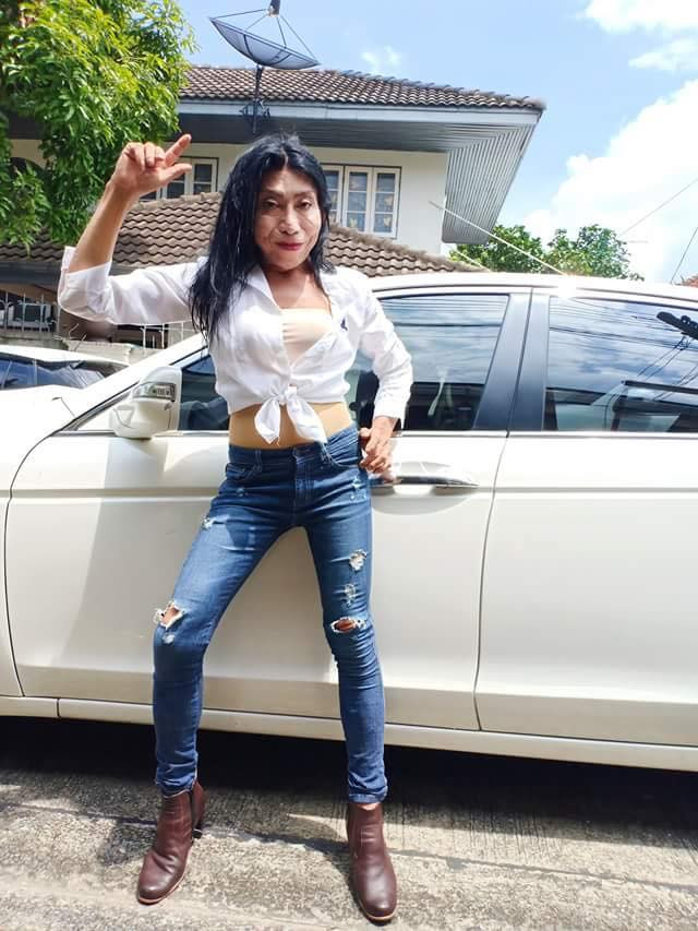 Trước ống kính máy quay, hiện tượng mạng chuyển giới Sitang Buathong khá tự tin tạo dáng, cười tươi.