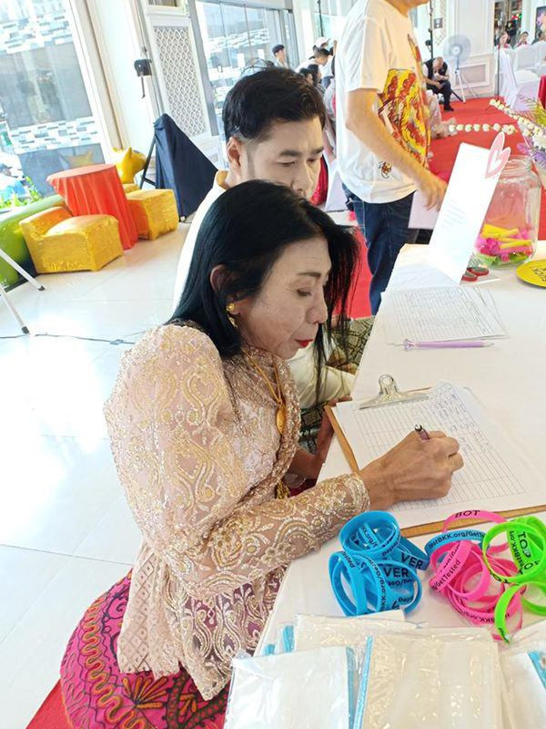 Dù đã cố gắng sử dụng lớp make up để làm gương mặt của mình nhưng trông Sitang Buathong vẫn không hề dễ nhìn.