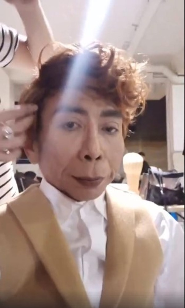 Bên cạnh đó, dù tuổi đã cao nhưng bà không ngần ngại chọn màu mắt và màu son môi khá nổi bật.