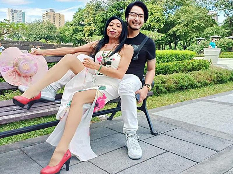 Những màn trình diễn của Sitang Buathong được đánh giá là khá phản cảm. Tuy không có ngoại hình bắt mắt nhưng bà vẫn trở thành tâm điểm chú ý mỗi khi xuất hiện.