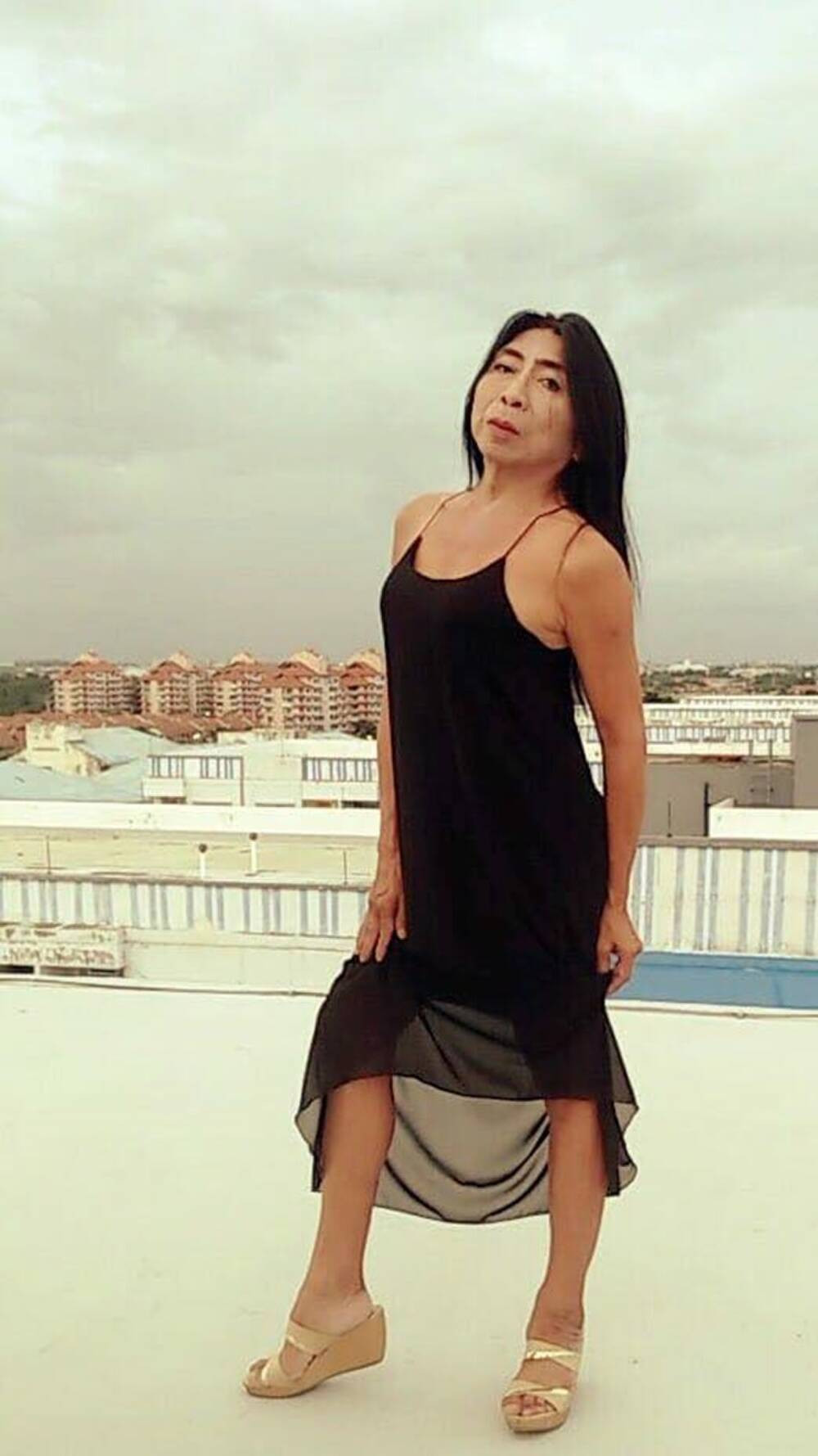 Đoạn video ghi lại quá trình trang điểm của người phụ nữ chuyển giới này lộ rõ những điểm thâm sạm, gồ ghề trên da.