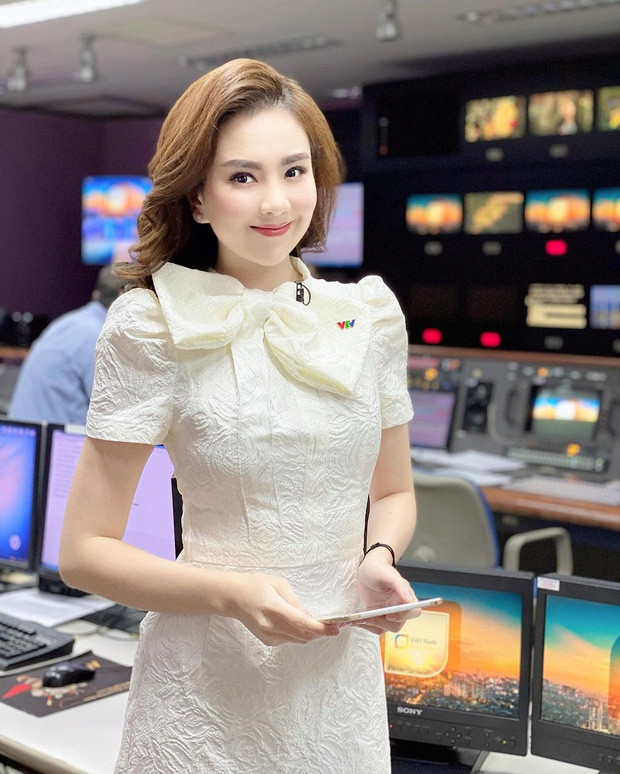  BTV Mai Ngọc may mắn được khán giả công nhận và ưu ái tặng cho biệt danh "MC xinh đẹp nhất VTV". Bởi cô nàng không chỉ sở hữu tài năng khi lên sóng mà còn bởi nhan sắc không chê vào đâu được.