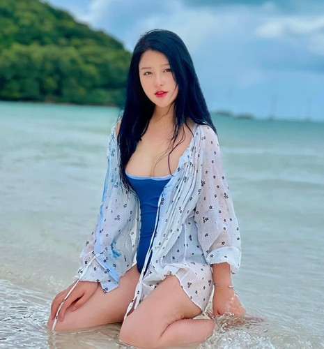 "Khi bắt đầu có những bình luận toxic mình mất ăn mất ngủ luôn. Trước giờ chưa bị ai chê trách nên khi đó mình cứ đọc đi đọc lại lời chê, không quan tâm lời khen tích cực. Đó là lần đầu tiên mình gặp trường hợp như vậy. Bên cạnh đó, trên sóng toàn 'Cô ơi cô xinh thế', người xem cũng không phải số đông học sinh của mình. Mình quyết định không livestream công khai nữa, tập trung dạy cho các bạn học thật" - Thanh Nga chia sẻ.