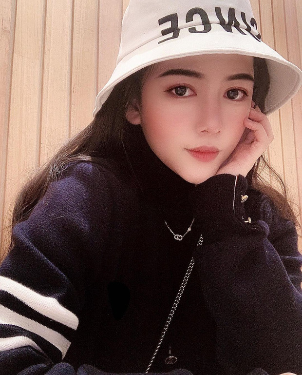 Những ngày qua, không khí Giáng sinh nhộn nhịp khắp nơi. Người tập trung trang hoàng nhà cửa, người làm bộ ảnh đón Noel hay khoe quà Noel sớm.