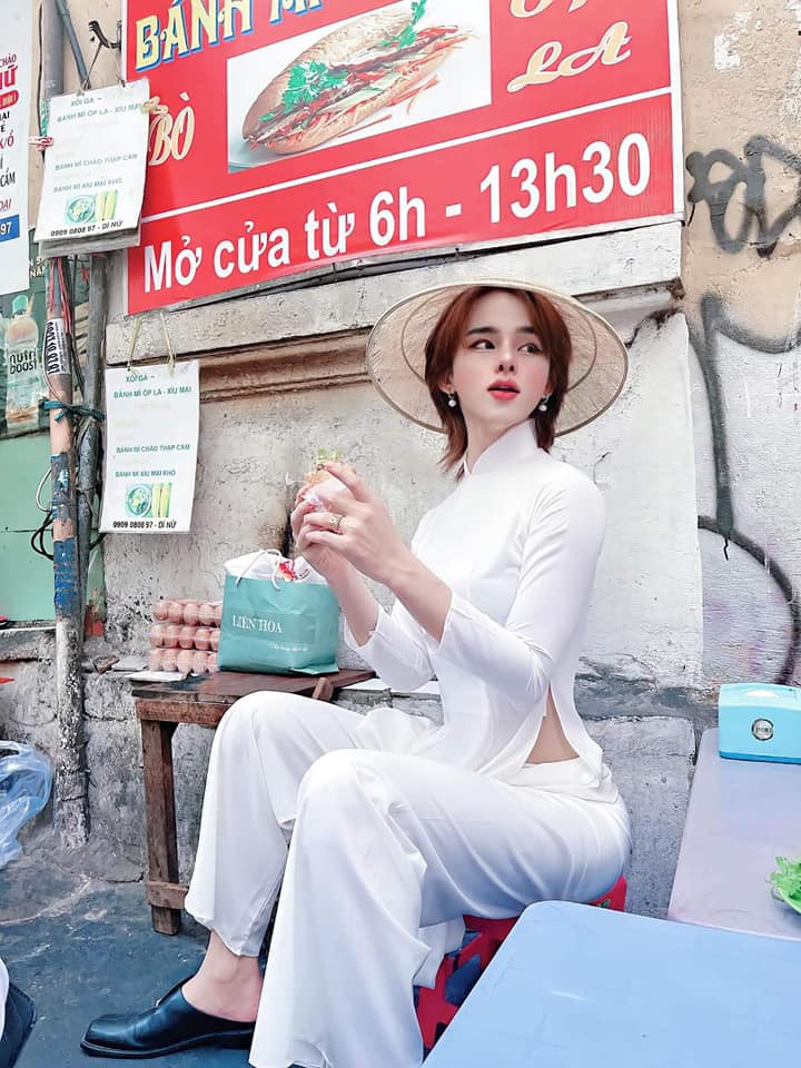 Bộ ảnh mặc áo dài của Trần Đức Bo khá đặc biệt vì nó không thu lại quá nhiều bình luận tiêu cực như các bộ ảnh trước.