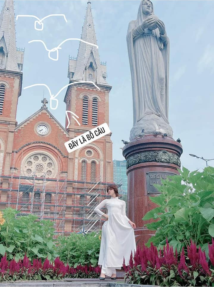 Mới đây, nhân dịp tết đến xuân về, thảm họa mạng Trần Đức Bo tiếp tục giả gái, mặc áo dài nữ thả dáng ở nhiều địa điểm trên địa bàn thành phố Hồ Chí Minh.