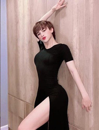 Những bức ảnh ưỡn ẹo tạo dáng của Trần Đức Bo từng khiến dân tình phải vào thả icon phẫn nộ.