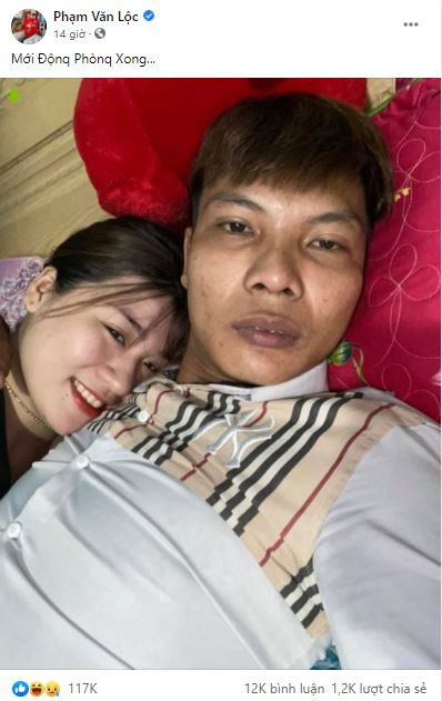 Hậu đám cưới, mới đây Lộc Fuho đã khoe ảnh "động phòng" với vợ Kim Thủy. Tuy nhiên sự đối lập về nhan sắc, thần thái của cô dâu, chú rể mới cưới khiến dân mạng thích thú.