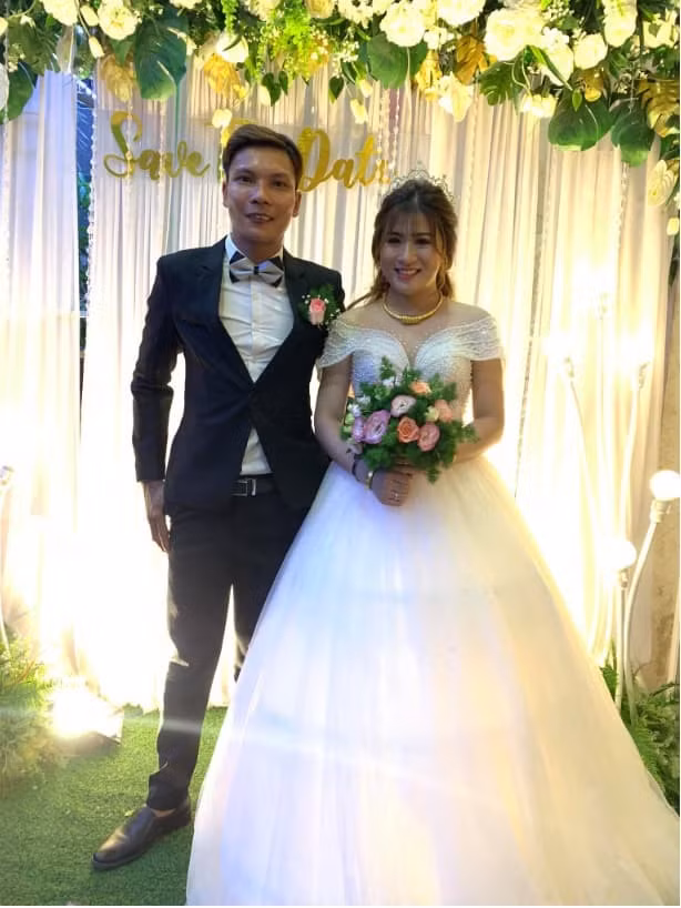 Sau nhiều lần úp mở và trêu đùa về chuyện sắp lấy vợ, cuối cùng hiện tượng mạng Lộc Fuho đã chính thức tổ chức đám cưới với cô dâu Kim Thủy.