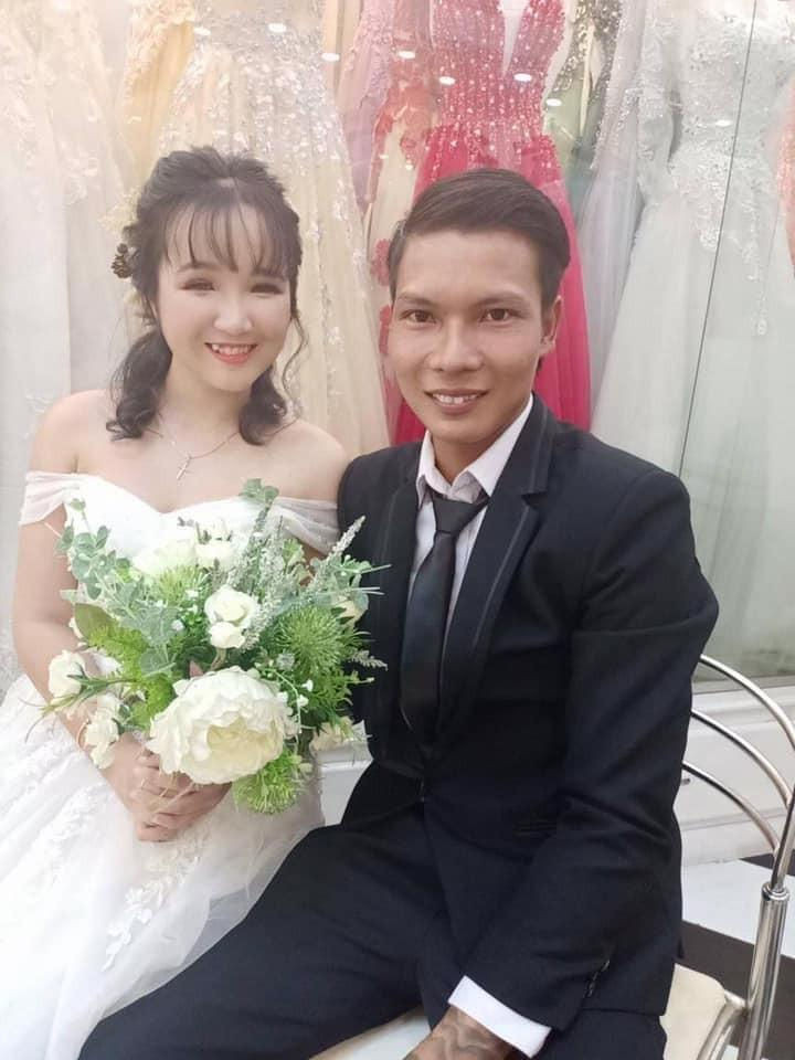 Trong khi cô dâu xinh đẹp, tươi tắn, nở nụ cười tươi rói thì chú rể Lộc Fuho ngồi bên khuôn mặt bơ phờ, lộ vẻ mệt mỏi.