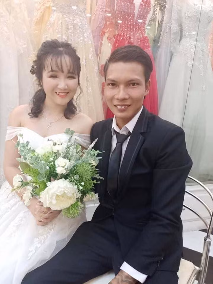 Trong khi cô dâu xinh đẹp, tươi tắn, nở nụ cười tươi rói thì chú rể Lộc Fuho ngồi bên khuôn mặt bơ phờ, lộ vẻ mệt mỏi.