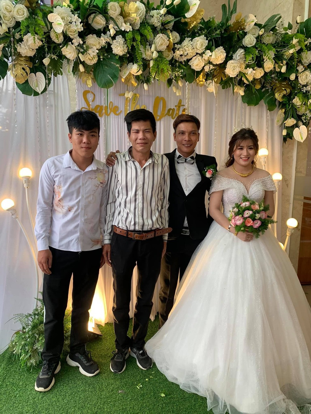 Trong những bức ảnh đăng tải, Youtuber Lộc Fuho diện vest bảnh bao, gương mặt không giấu nổi sự vui sướng khi chính thức 'rước vợ về dinh'.