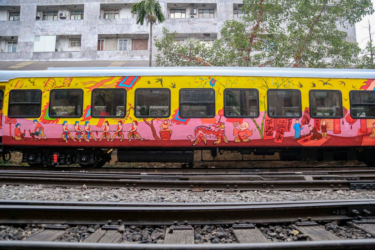  Chuyến tàu SE1 có lịch trình HN - TP HCM xuất phát tại ga Hà Nội vào lúc 22h10 và tàu SE4 xuất phát ngược lại lúc 19h30 ngày 28/1 (29 tháng Chạp) được trang trí những bức họa màu sắc nổi bật về mùa xuân trên toa cộng đồng.