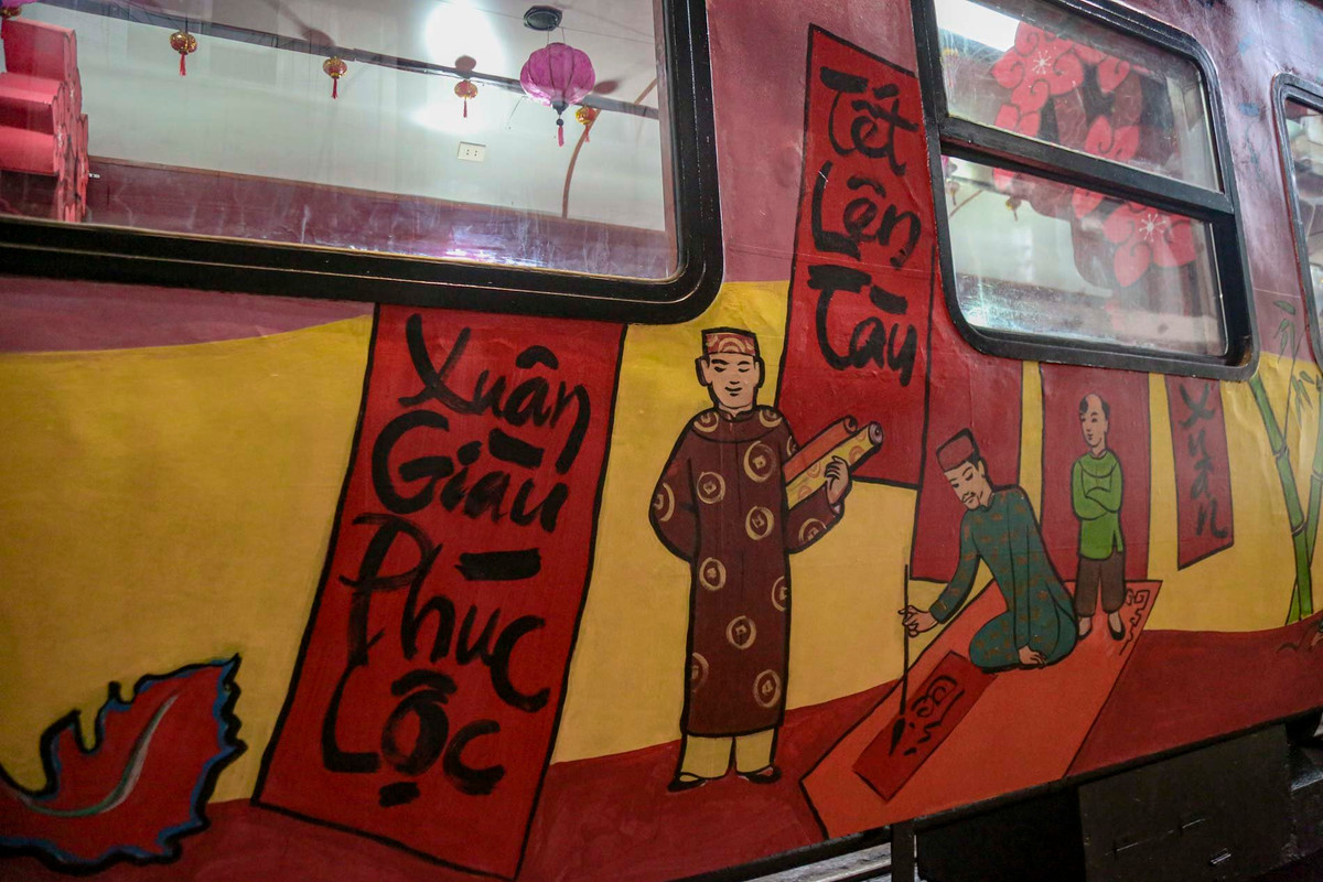 Cảnh chợ hoa Tết xưa, gia đình quây quần gói bánh chưng, góc phố ngập nắng, ông đồ, múa lân, múa rối nước hay các trò chơi dân gian đã được hoàn thiện.