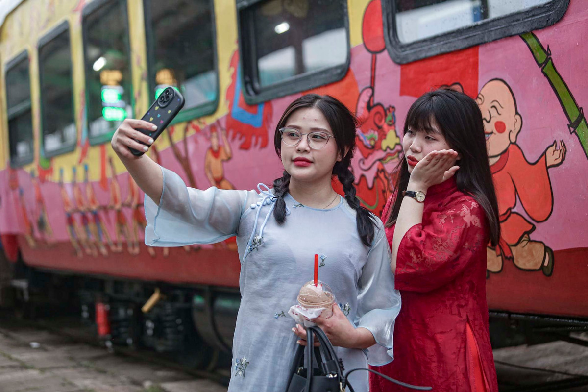 Họa sĩ Trương Trọng Quyền cùng những người bạn lên ý tưởng và thực hiện vẽ trên tàu chia sẻ rằng hành trình đón năm mới của những lữ khách cuối cùng đi trên đoàn tàu không đơn thuần là di chuyển từ điểm đi tới điểm đến, mà sẽ có nhiều hơn những trải nghiệm ấn tượng, độc đáo, khác lạ như "vừa di chuyển vừa đón Tết".