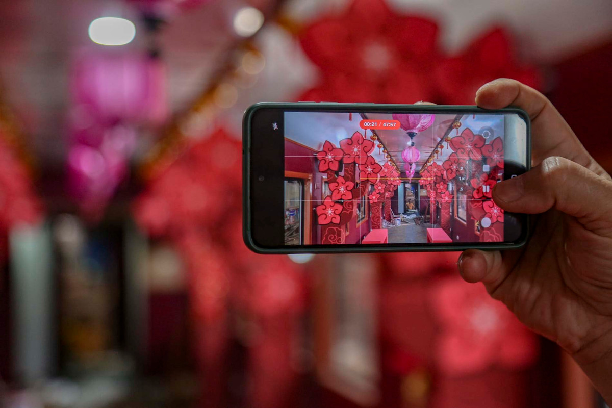 Phía bên trong toa tàu được trang trí thành không gian nghệ thuật phục vụ cho người dân ngay trong chuyến tàu đêm giao thừa.