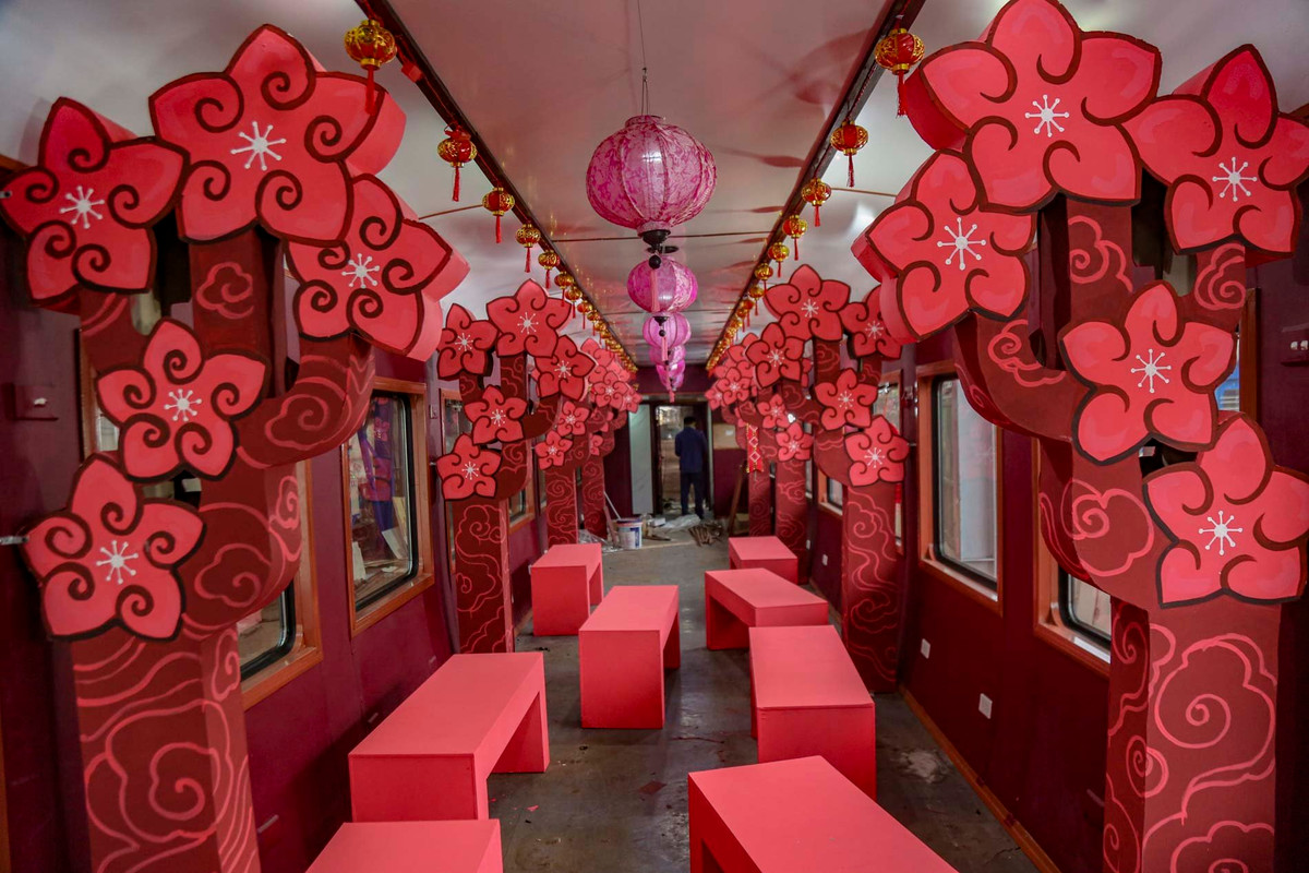 Toa chạy từ ga Hà Nội được trang trí sắc hồng của hoa đào, loài hoa đặc trưng dịp Tết. Ở toa "hoa đào" chạy từ phía Bắc, toa cộng đồng thiết kế cách điệu như rừng hoa đang nở tạo cảm giác Tết đến xuân về.