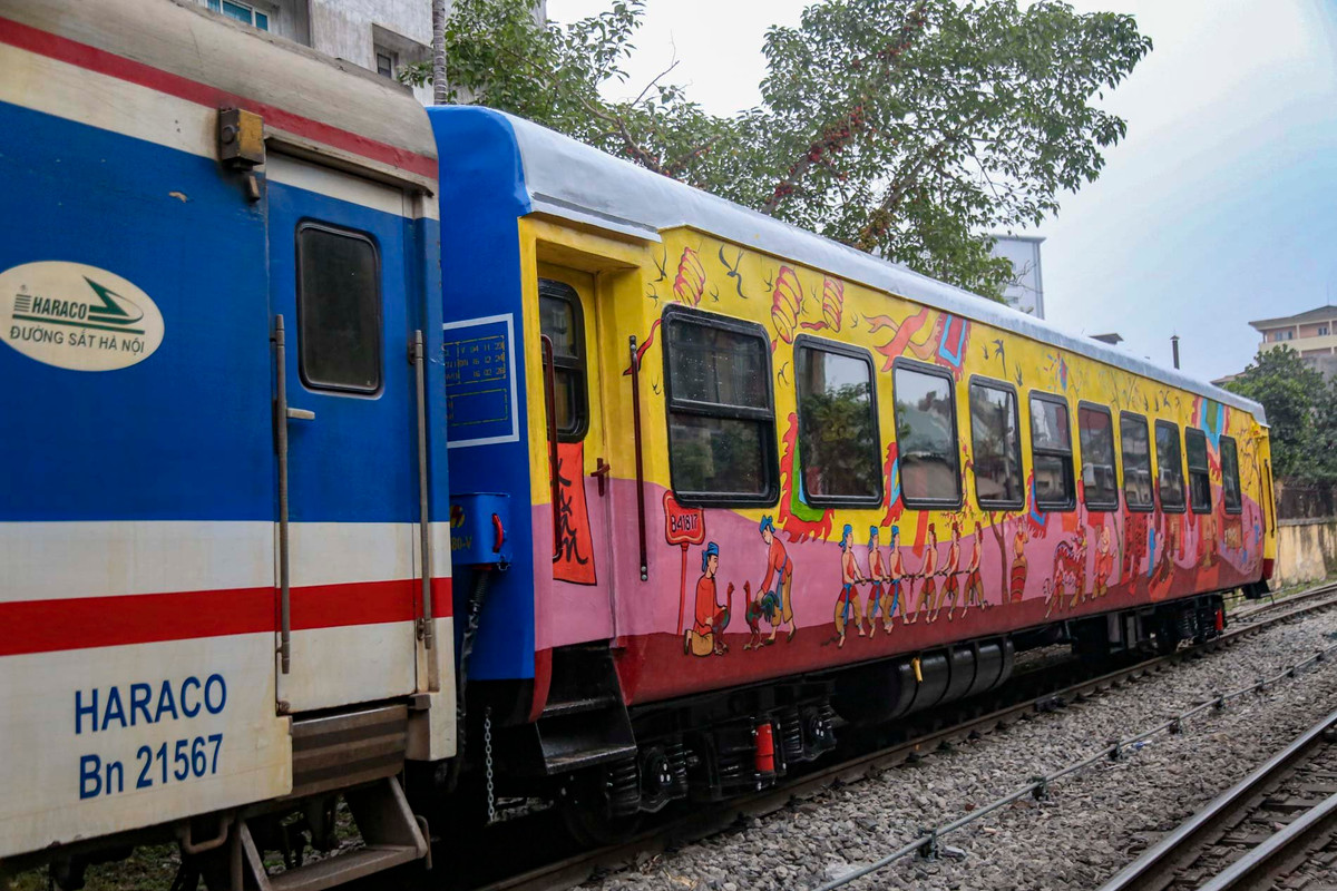 Sau khi sơn trong xưởng, 2 toa tàu với đậm hương sắc Tết Nguyên đán được kéo ra ngoài sân ga Hà Nội.