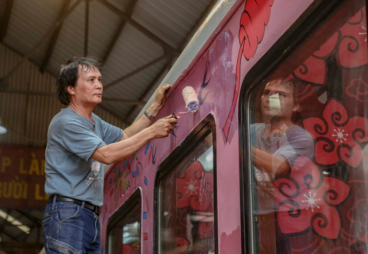 Các bức hoạ chủ yếu là thể loại tranh dân gian hơi hướng Đông Hồ.