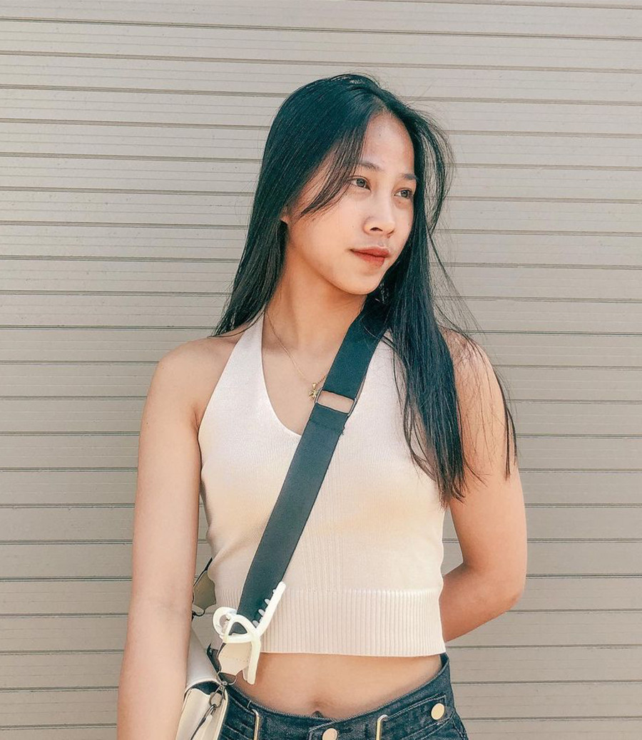 Nữ cầu thủ 19 tuổi có chiều cao 1,65m và luôn biết cách khoe sắc vóc nóng bỏng, quyến rũ không kém các hot girl.