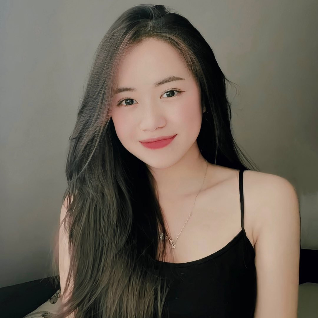 Dù không tham gia nghệ thuật nhưng độ nổi tiếng của Hoàng Yến trên mạng xã hội cũng chẳng kém cạnh Văn Tùng, bởi cô nàng sở hữu nhan sắc "cực phẩm".