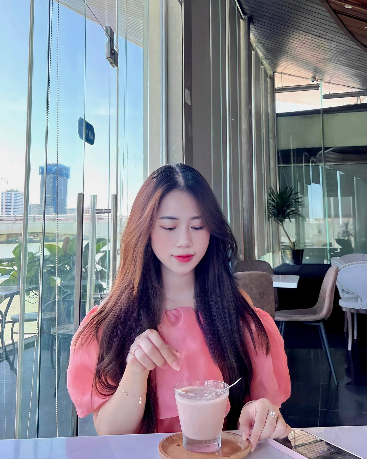 Hoàng Yến sở hữu gương mặt nhỏ nhắn, đôi mắt to tròn và sống mũi thẳng. Thế nên bức hình nào của cô cũng được netizen khen “đứ đừ” vì visual đẹp không góc chết.