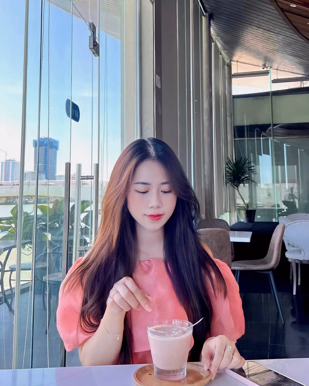 Hoàng Yến sở hữu gương mặt nhỏ nhắn, đôi mắt to tròn và sống mũi thẳng. Thế nên bức hình nào của cô cũng được netizen khen “đứ đừ” vì visual đẹp không góc chết.