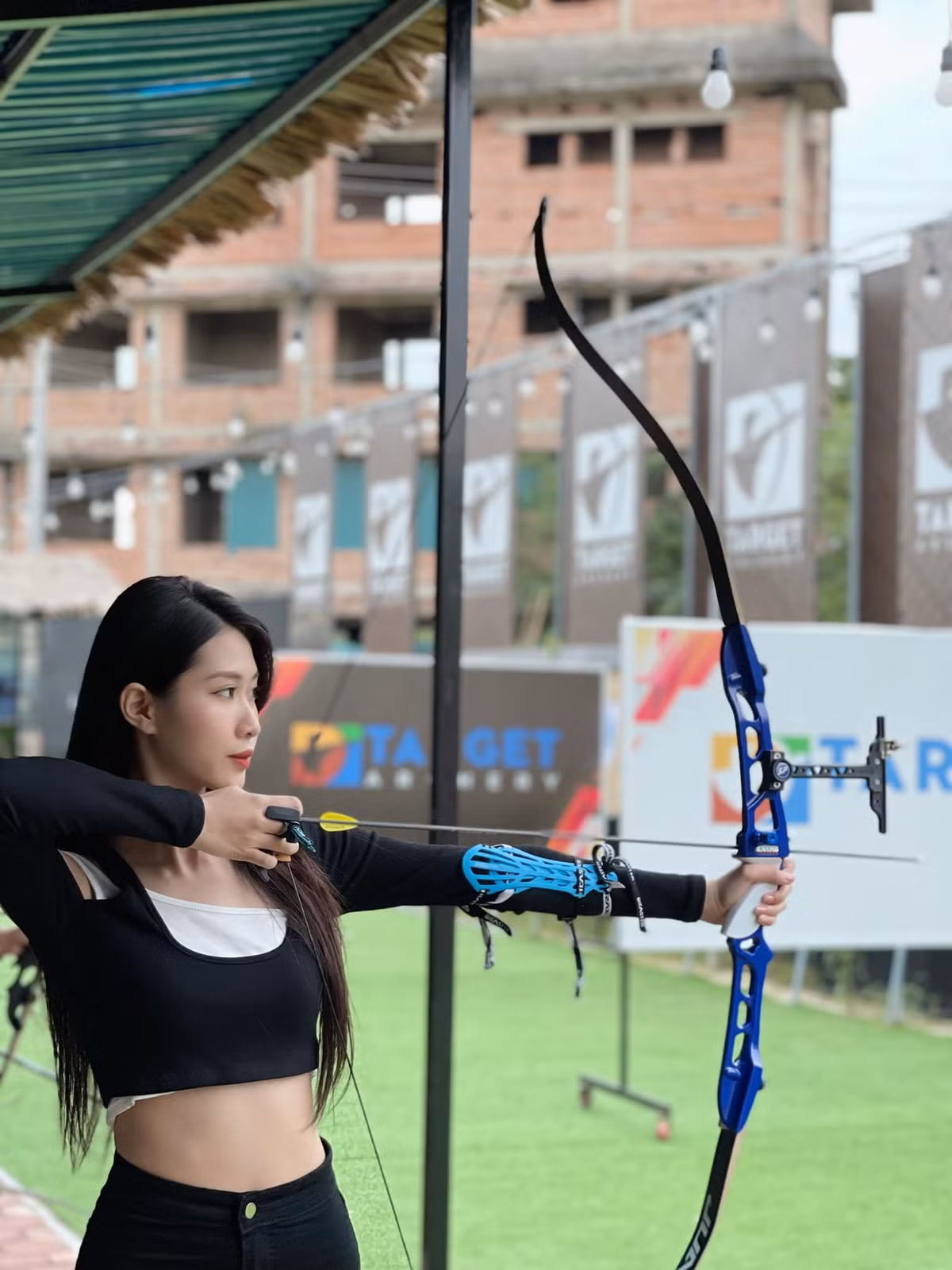 Mới đây mạng xã hội, các netizen hết sức trầm trồ về nhan sắc xinh đẹp của một nữ cung thủ. Diện bộ đồ tập dáng áo crop-top, quần legging, cô nàng gây chú ý không chỉ bởi dung mạo tươi tắn mà còn bởi vóc dáng nuột nà như người mẫu.