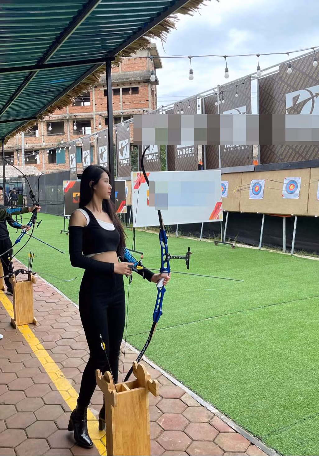 Ngay dưới những bức ảnh, mọi người đều dành lời khen ngợi cho gái xinh này như: "Gây náo loạn cả trường bắn", "Nữ cung thủ xinh đẹp quá"...