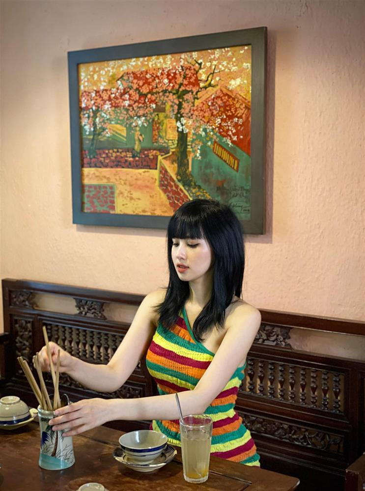 Ngày đó Tâm Tít chỉ khoảng 4-5 tuổi, còn bố cô rất trẻ trung và "ngầu". Qua quan sát, mọi người nhận xét cựu hot girl thừa hưởng nhiều nét từ đấng sinh thành.