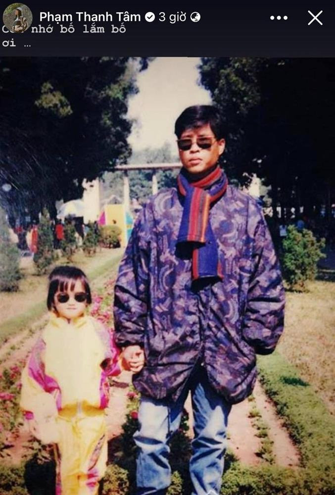 Trên story Facebook mới đây, Tâm Tít gây chú ý khi hiếm hoi nhắc về bố. Cô đăng tải bức ảnh ngày bé chụp cùng phụ huynh và bày tỏ: "Con nhớ bố lắm bố ơi".
