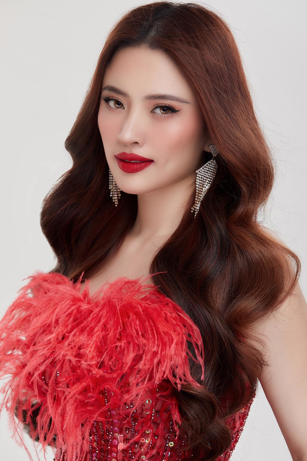 Lan Anh từng có khoảng thời gian định hướng tham gia showbiz. Cô còn gáp mặt tại cuộc thi Hoa khôi TP.HCM và đạt được nhiều giải phụ. Thế nhưng sau đó vì nhiều lý do mà cô không hoạt động nghệ thuật nữa.