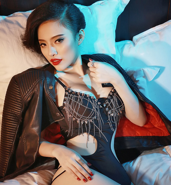 Ngoài sắc vóc, Ngô Lan Anh còn được biết đến là sở hữu nền tảng kiến thức vững chắc. Trong phần thông tin tiểu sử trên trang cá nhân, cô cho biết từng theo học tại trường Đại học Kinh doanh và Công nghệ Hà Nội.