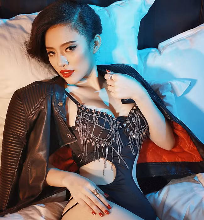 Ngoài sắc vóc, Ngô Lan Anh còn được biết đến là sở hữu nền tảng kiến thức vững chắc. Trong phần thông tin tiểu sử trên trang cá nhân, cô cho biết từng theo học tại trường Đại học Kinh doanh và Công nghệ Hà Nội.