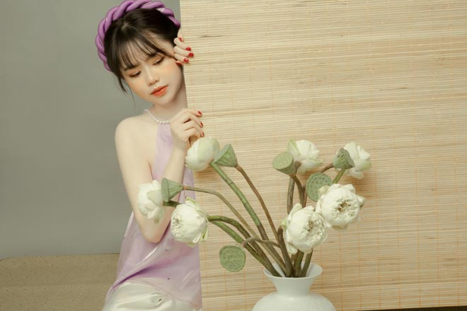 “Tò mò về giọng đọc của cô gái này ghê”, “Cùng chờ xem MC Huỳnh Anh thể hiện ra sao”, “Đừng mải chuyện về quá khứ. Cái quan trọng là tương lai bạn ấy cống hiến thế nào thôi. Như mình thấy, hiện tại bạn ấy đang làm cho báo dần dần nóng lại rồi”… một số netizen để lại bình luận.