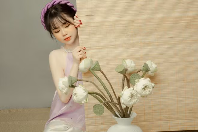 “Tò mò về giọng đọc của cô gái này ghê”, “Cùng chờ xem MC Huỳnh Anh thể hiện ra sao”, “Đừng mải chuyện về quá khứ. Cái quan trọng là tương lai bạn ấy cống hiến thế nào thôi. Như mình thấy, hiện tại bạn ấy đang làm cho báo dần dần nóng lại rồi”… một số netizen để lại bình luận.