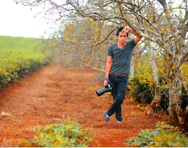 Theo đó, nam streamer cũng có một quá khứ đầy "oanh liệt" với tóc dựng ngược, tóc lỉa chỉa nhuộm vàng hoe, những chiếc quần ống rộng thùng thình, làn da ngăm cùng những biểu cảm “khó đỡ”.